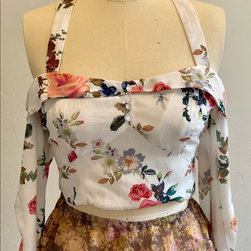 Off shoulder blouse with zipper on the bag.